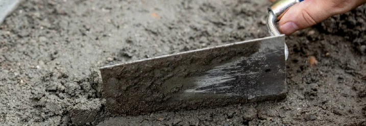 Hand verteilt mit Kelle Mörtel